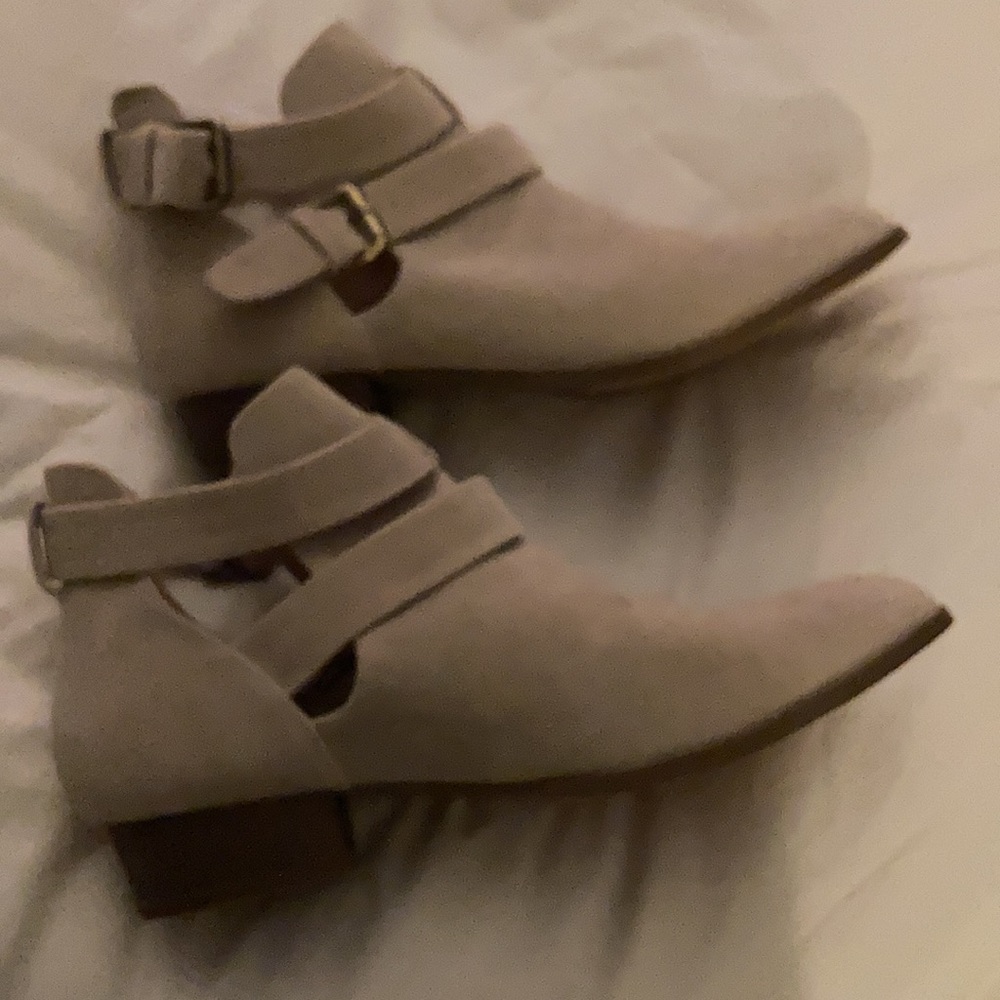 Booties never worn - Picture 4 of 5